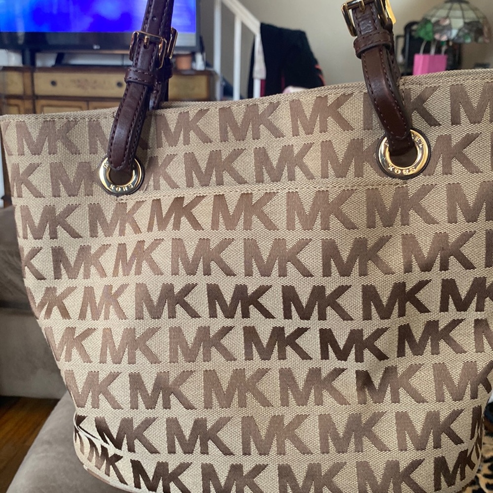 Michael Kors round bag. In great condition ! Just don’t reach for it anymore